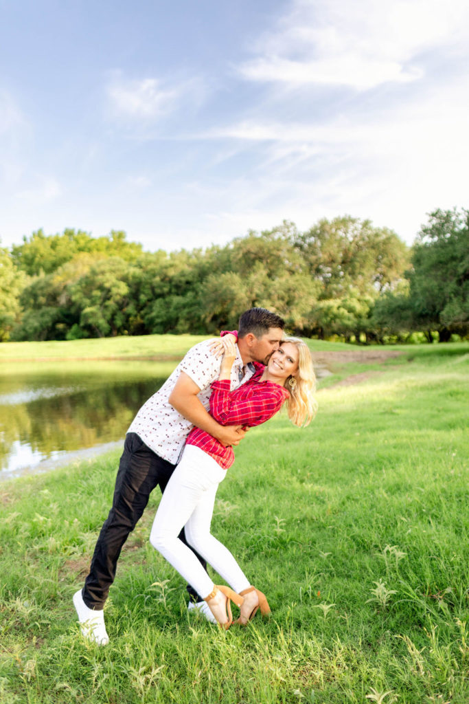 6 Engagement Outfit Tips to Nail Your Session | IndyPop Photo | Engagement Outfit Inspiration | Texas Engagement Photos | via indypopphoto.com
