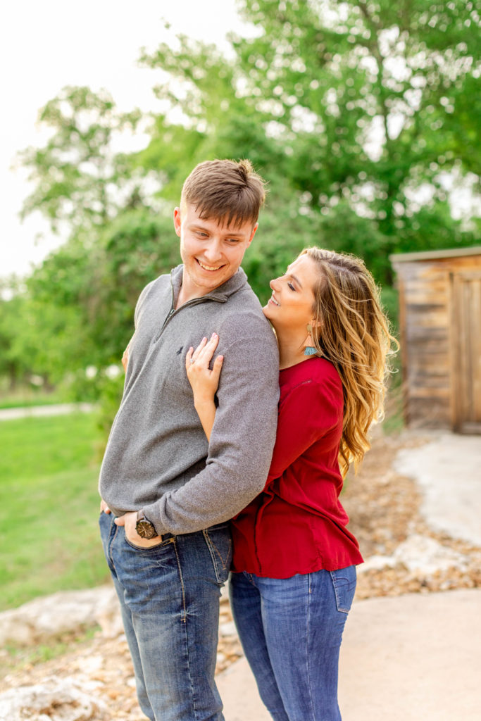 6 Engagement Outfit Tips to Nail Your Session | IndyPop Photo | Texas and Colorado Wedding and Elopement Photographer | Engagement Outfit Inspiration | Geronimo Oaks | Texas Engagement Photos | via indypopphoto.com