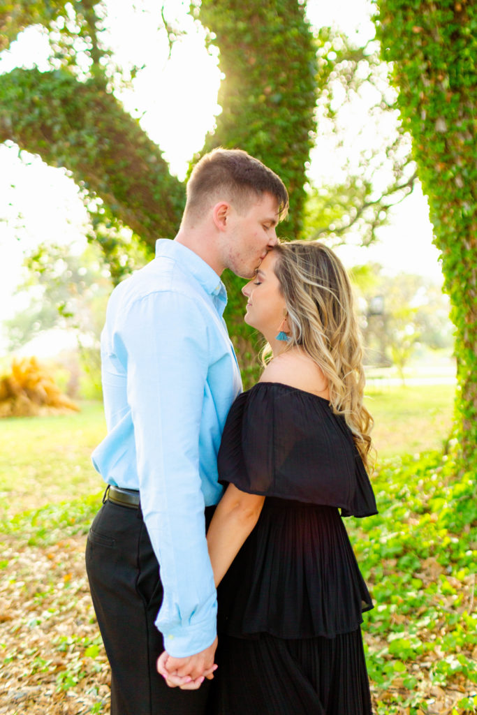 6 Engagement Outfit Tips to Nail Your Session | IndyPop Photo | Texas and Colorado Wedding and Elopement Photographer | Engagement Outfit Inspiration | Geronimo Oaks | Texas Engagement Photos | via indypopphoto.com