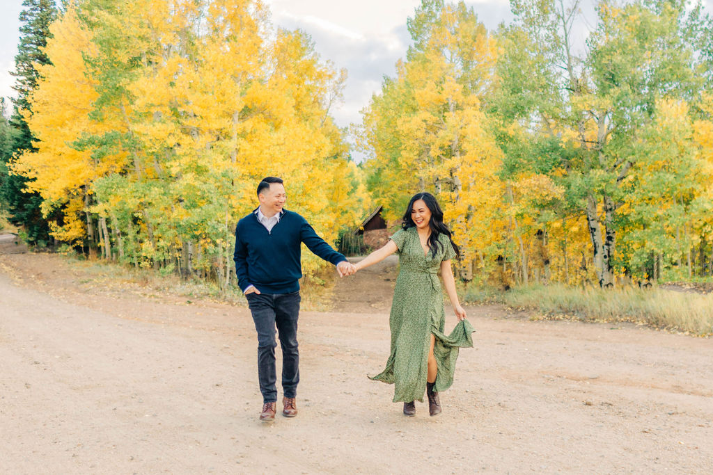6 Engagement Outfit Tips to Nail Your Session | IndyPop Photo | Engagement Outfit Inspiration | Lily Lakes Estes Park | Colorado Engagement Photos | via indypopphoto.com