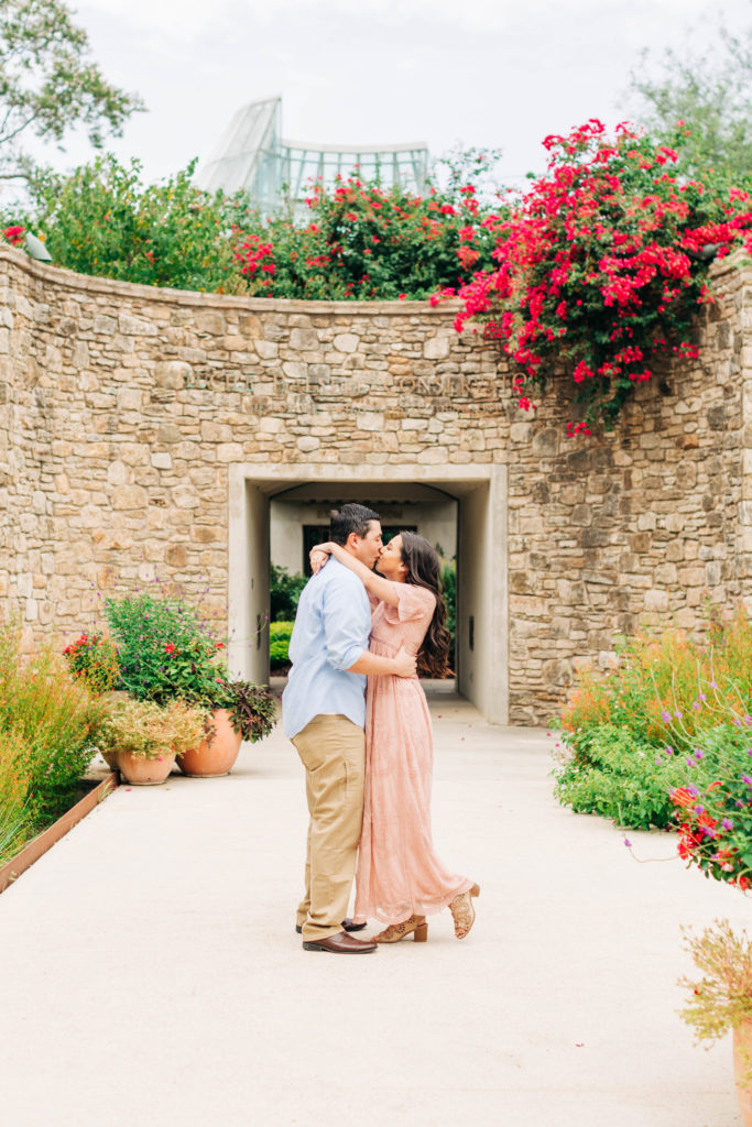 6 Engagement Outfit Tips to Nail Your Session | IndyPop Photo | Texas and Colorado Wedding and Elopement Photographer | Engagement Outfit Inspiration | San Antonio Botanical Gardens | Texas Engagement Photos | via indypopphoto.com