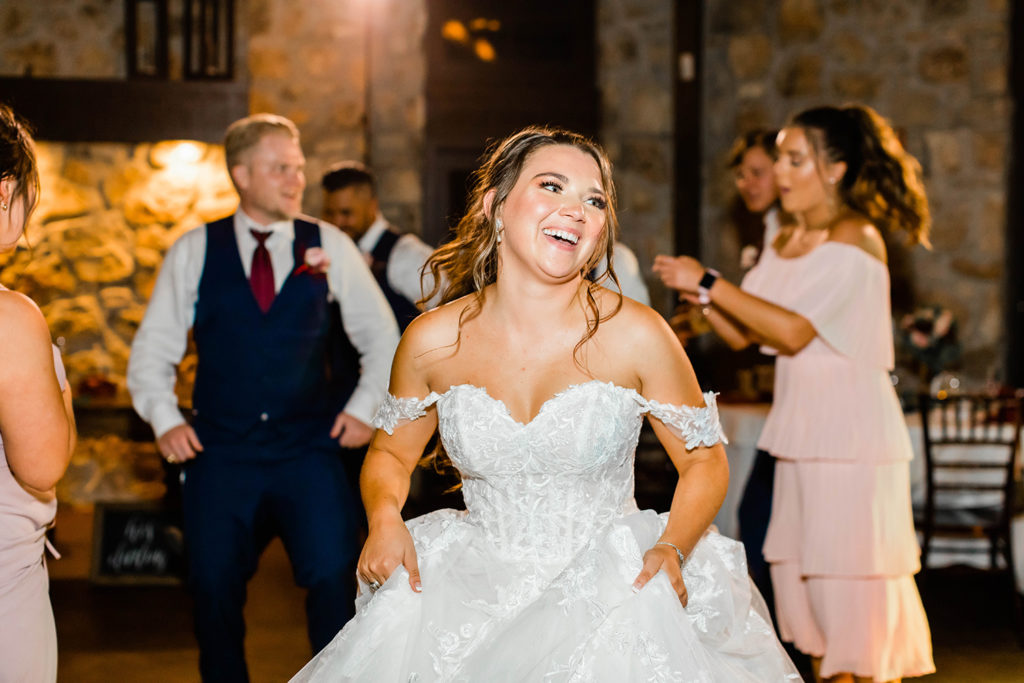 6 Reasons to Hire a Wedding Planner | Wedding Day Reception | Indy Pop Photo | Canyon Springs Golf Course | San Antonio Wedding Photographer | wedding reception, dancing, toasts, wedding planning tips, tips for engaged couples | via indypopphoto.com