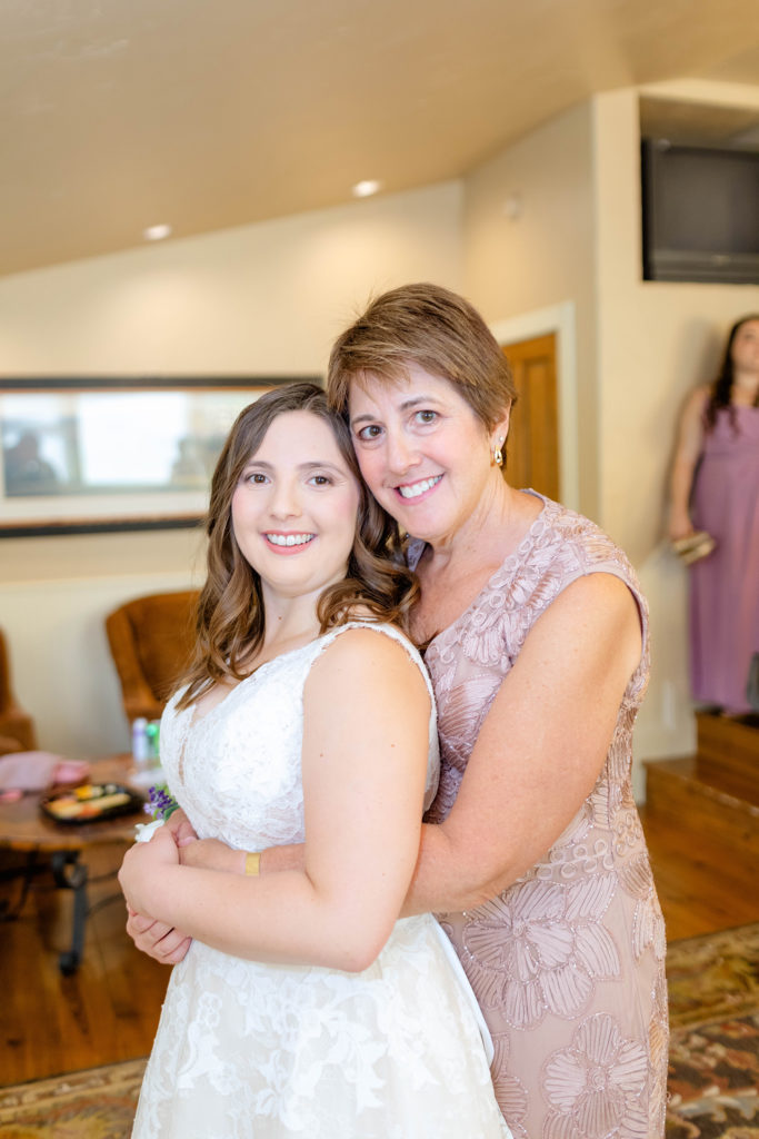Spruce Mountain Ranch Wedding | Indy Pop Photography | Colorado Wedding Photographer | wedding day details, getting ready on wedding day, mom and daughter on wedding day | via indypopphoto.com